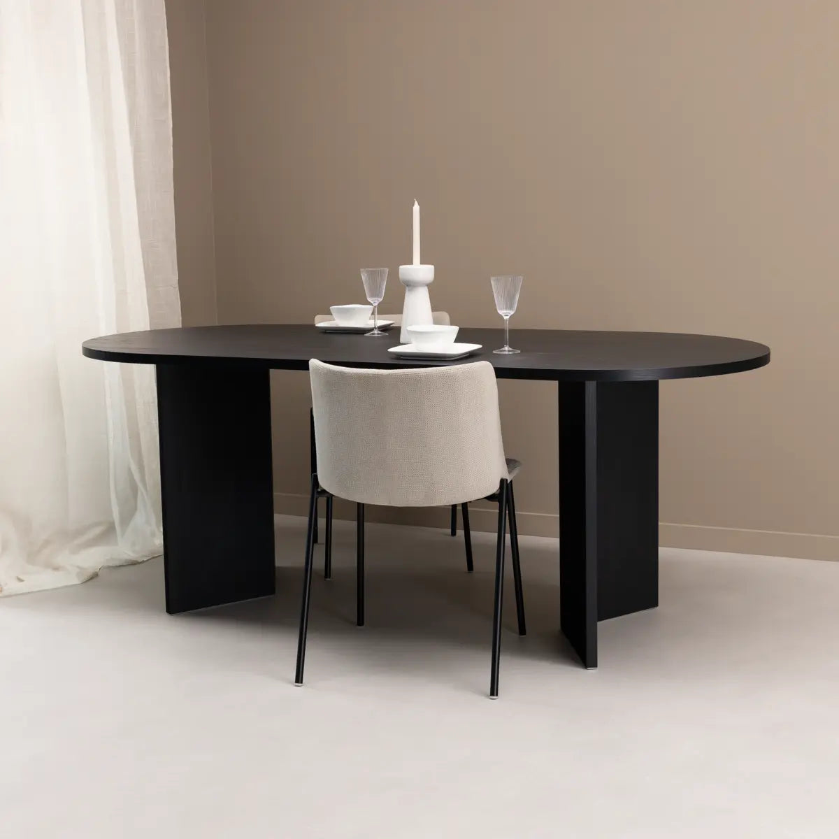 Ovale Eettafel Nina 200 x 90cm, kleur zwart eiken Stalux